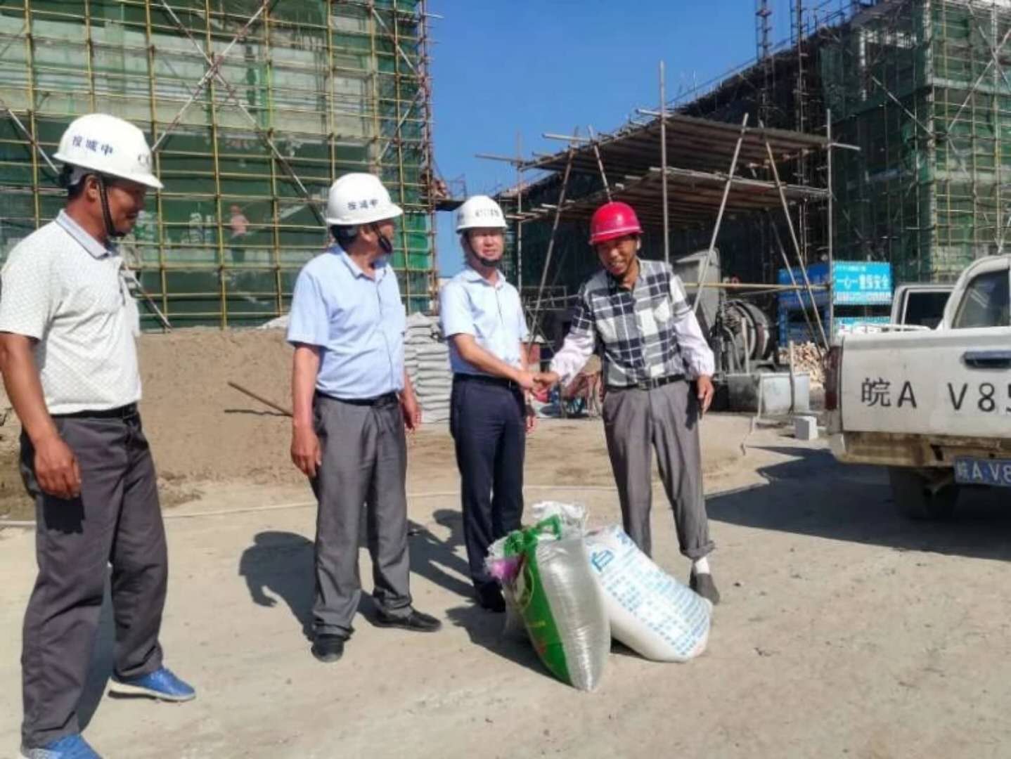 ?夏日炎炎送清涼，關愛職工在一線