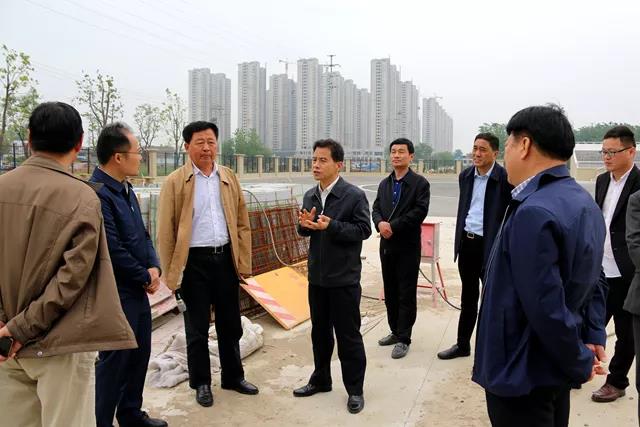 潁上縣委副書記竇燦輝檢查指導我局承建的城區中小學學校建設工作