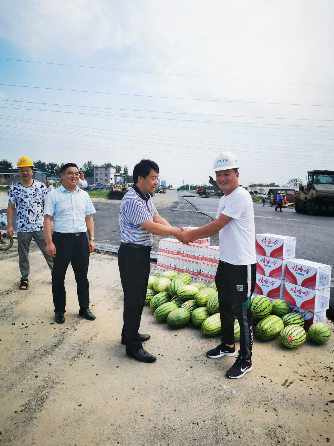 炎炎夏日送清涼 滴滴關懷潤人心 ——中商聯合開發建設集團董事長助理劉勇慰問我局一線員工